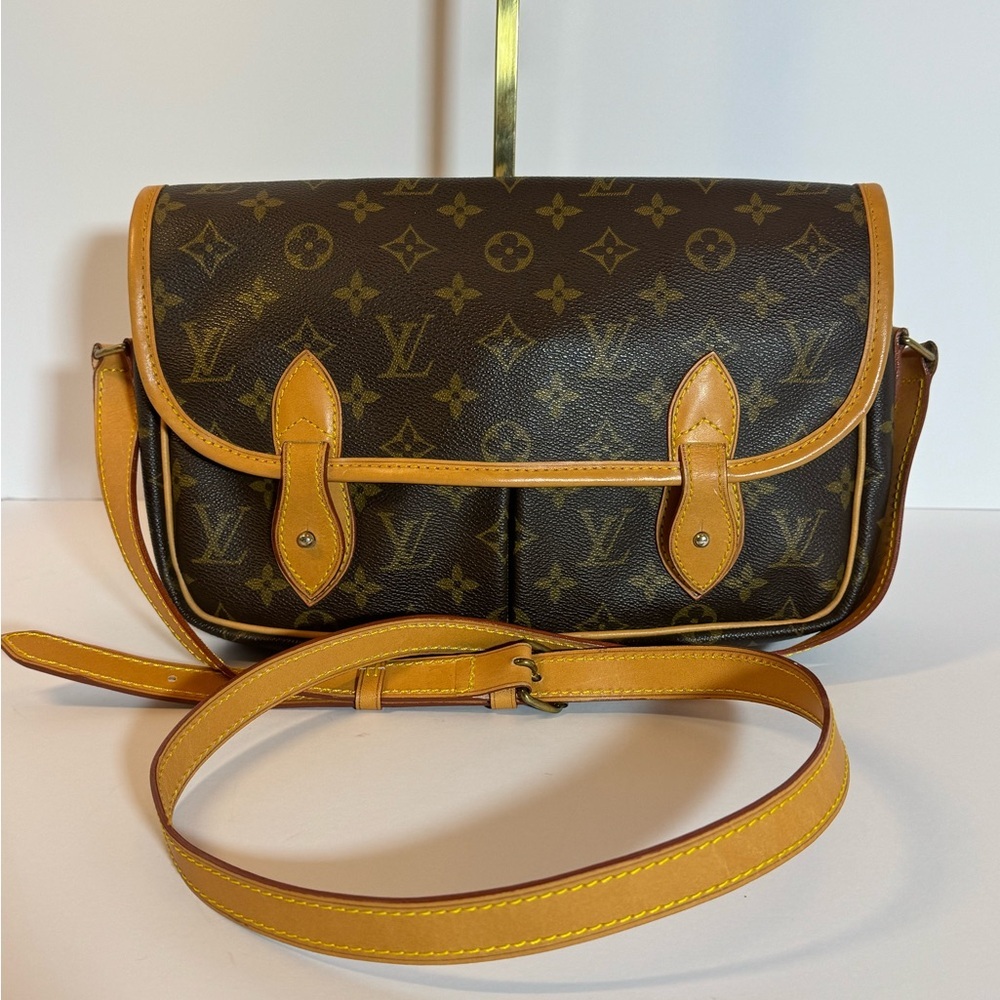 Louis Vuitton Sac Gibeciere  Crossbody - Picture 2 of 15
